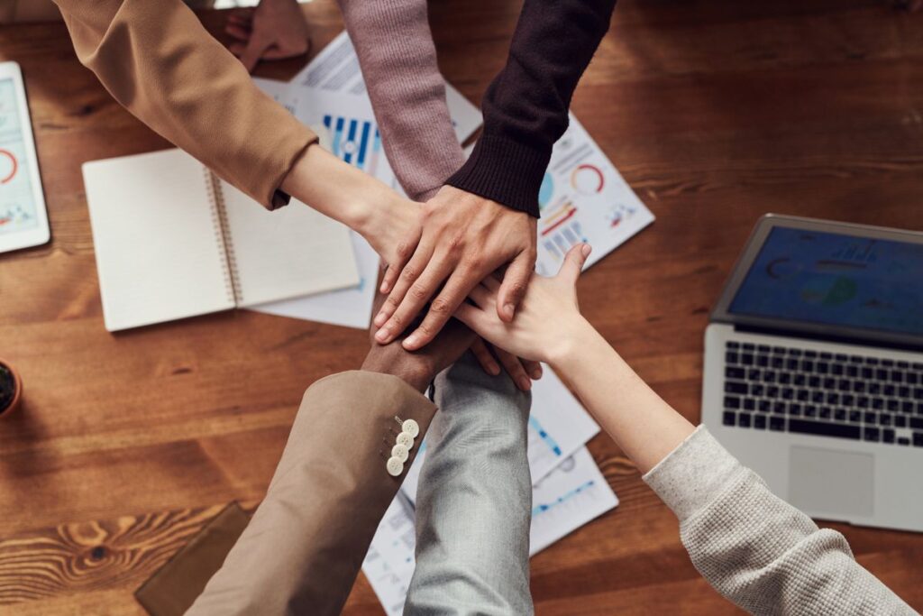 Equipo decidiendo cuál es el mejor hosting para su proyecto web