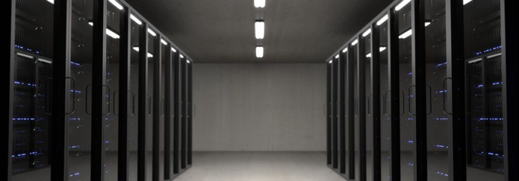 Sala de servidores con racks y luces azules de un centro de datos