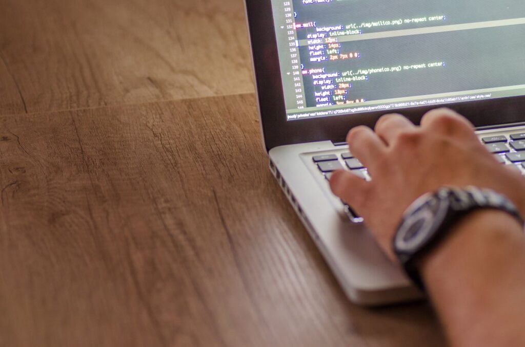 Persona diagnosticando velocidad de WordPress con código CSS en pantalla