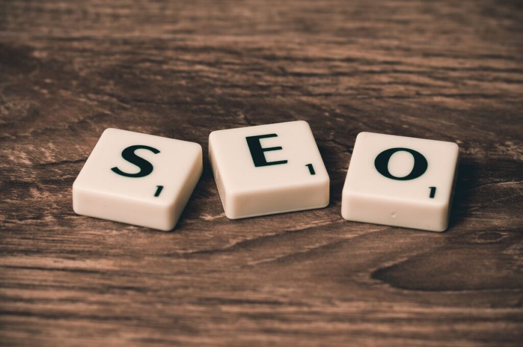 Fichas de scrabble formando la palabra SEO sobre madera