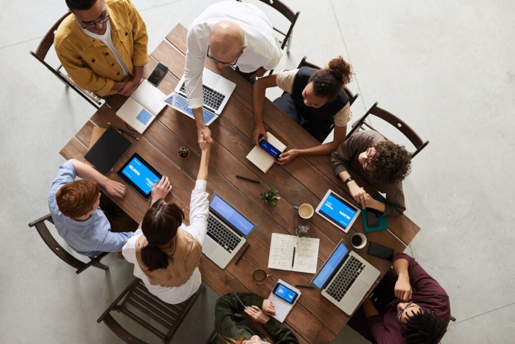 Equipo de trabajo comparando opciones en laptops y tablets